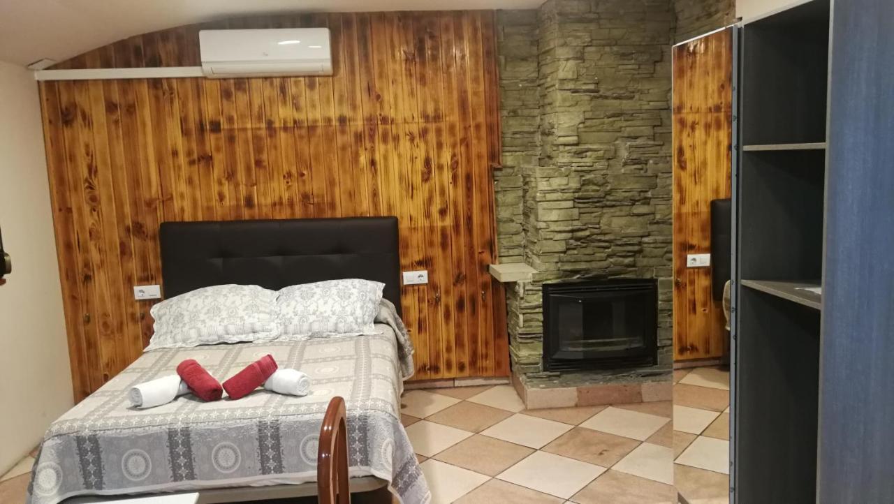 Hostal Escarla Aren Kültér fotó