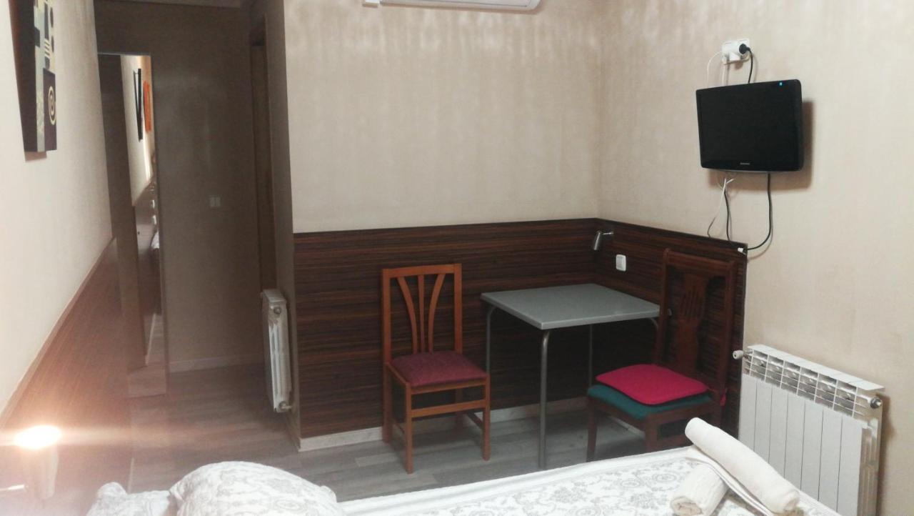 Hostal Escarla Aren Kültér fotó