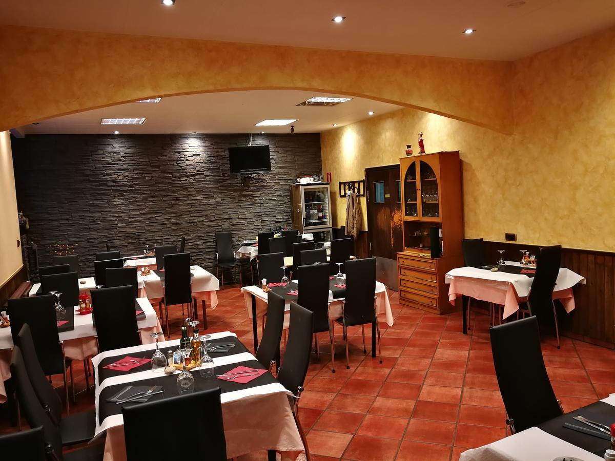 Hostal Escarla Aren Kültér fotó