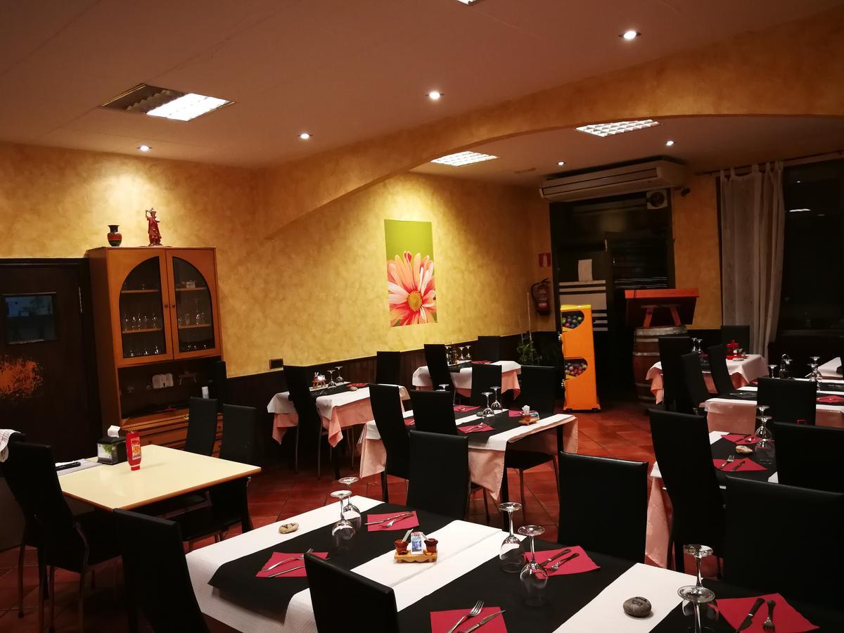 Hostal Escarla Aren Kültér fotó