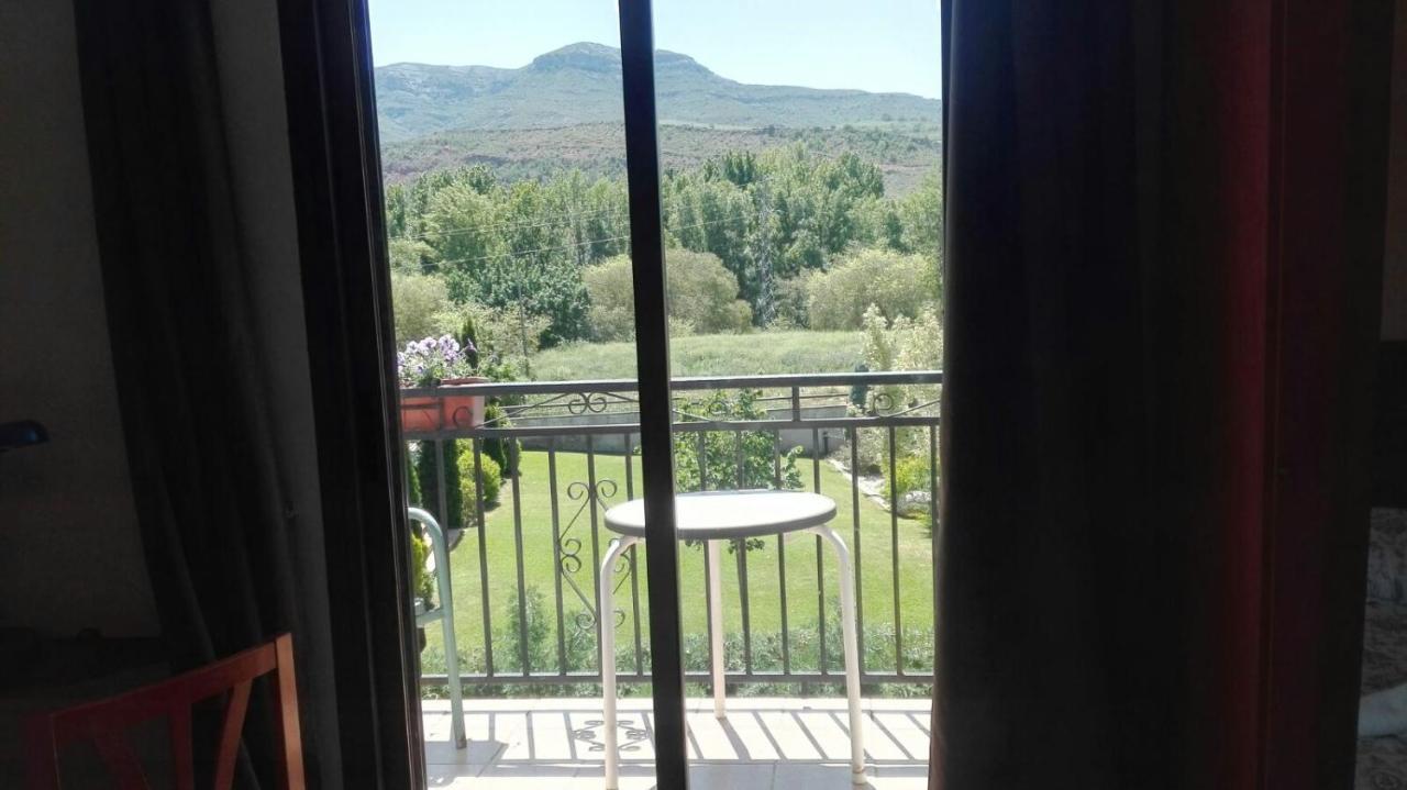 Hostal Escarla Aren Kültér fotó